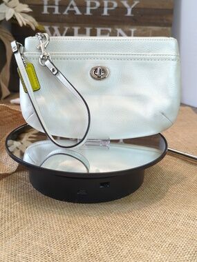 COACH Vanilla Pearlized Pebbled Leather LARGE WRISTLET Turnlock Green Hangtag